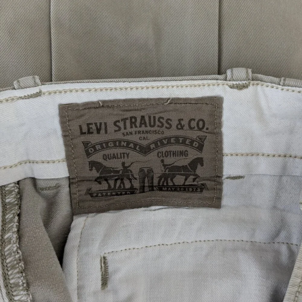 LEVI STRAUSS Beige Cotton Khaki High Rise Cargo Shorts; Size 40
